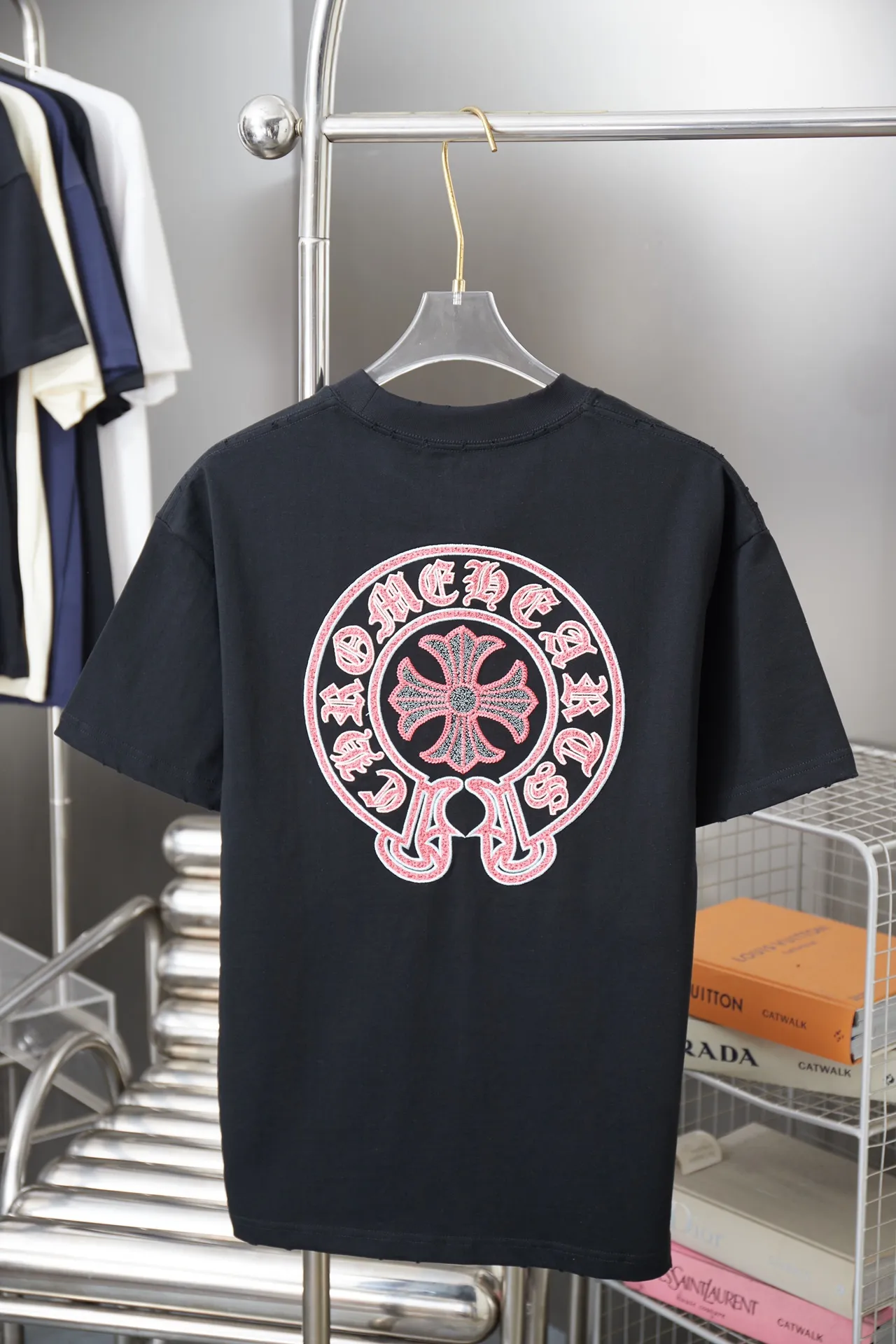 🅿️200 Ch*ome Hearte 25SS Early Spring New Style Embroidered Crow Heart Short Sleeves Light Luxury Essential Item for Daily Commuting for Men and Women Correct Version Welcome to Compare Detailed Features · 320g 100% pure cotton double yarn jersey fabric · Custom dyed in the same vat, special thickened 32 pieces double-strand 1X1 thread · Imported Tajima machine hollow embroidery ➕ tatami embroidered Crow Heart letters · Garment washing➕Tear on collar, cuffs, hem · Double-needle stitching across seams · Original main mark, washed tag, branded moisture-proof paper packaging Color: Black/White Size: S/M/L/XL